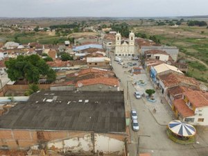 Homem é preso com motocicleta roubada escondida dentro de casa