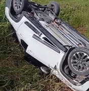 Carro capota  próximo ao Aeroporto Costa dos Corais, em Maragogi