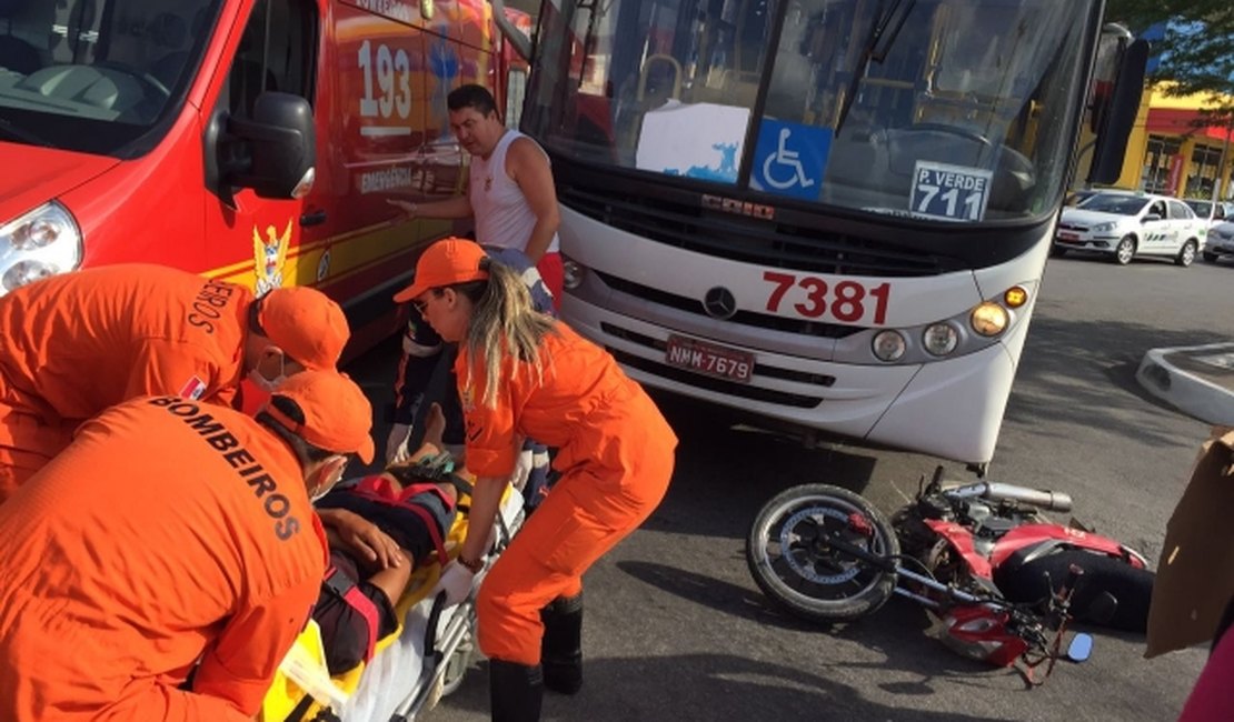 Acidente envolvendo ônibus e motocicleta deixa uma pessoa ferida