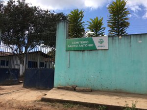 [Vídeo] Após reclamações, cemitério Santo Antônio passa por limpeza em Arapiraca