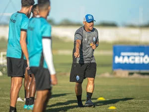 Com técnico interino, CSA finaliza preparação para clássico na Copa Alagoas
