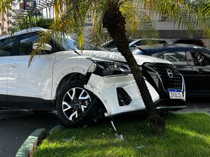 SUV invade canteiro após colisão na Av. Sandoval Arroxelas