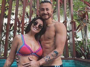 Grávida, Bianca Andrade passeia de moletom e troca beijos com Fred