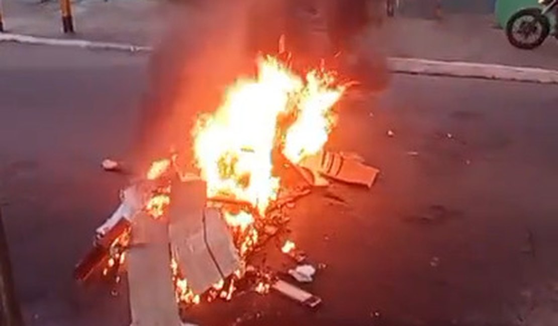 Moradores bloqueiam rua durante protesto por falta de água no Jacintinho