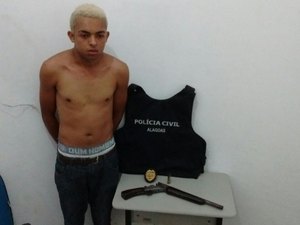 Dupla é presa com espingarda escondida na roupa