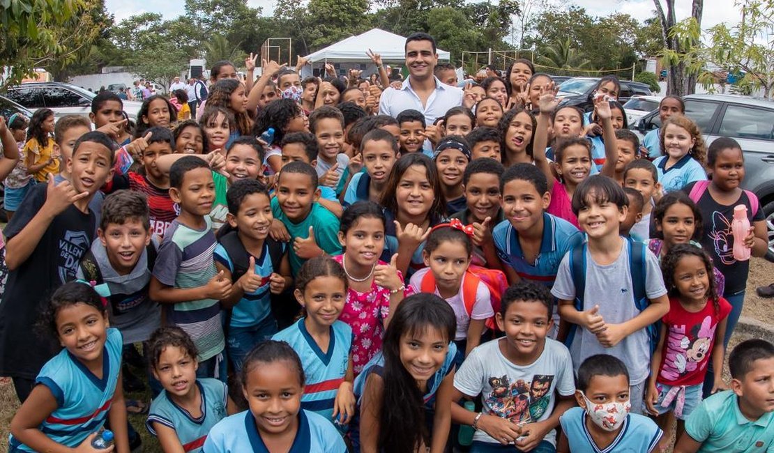 Prefeito JHC autoriza construção de ginásios poliesportivos para beneficiar alunos no Tabuleiro e Clima Bom