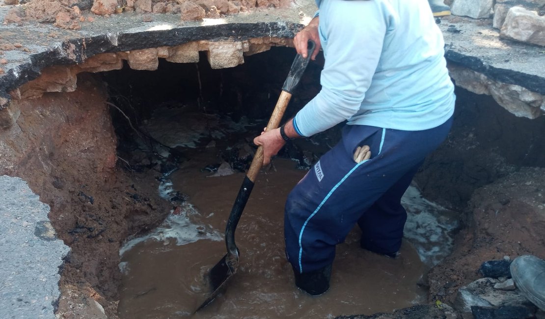 Vazamento de água faz asfalto ceder e preocupa moradores em Arapiraca