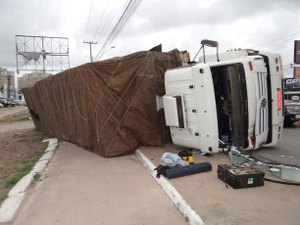 Carreta carregada de madeirite tomba e deixa uma pessoa ferida na parte alta de Maceió