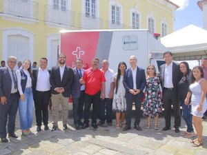 Prefeitura de Penedo recebe ambulância e computadores do Senador Rodrigo Cunha