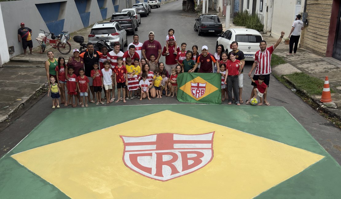 Em clima de Copa, Sócios Kids pintam o Casarão do CRB de verde e amarelo