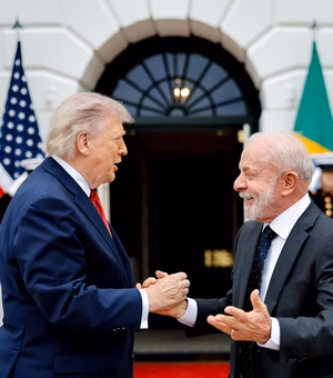 Lula e Trump se cumprimentam durante evento social no G7