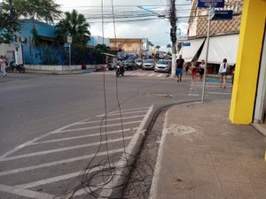 [Vídeo] Fios de internet soltos oferecem risco de acidentes no Centro de Arapiraca