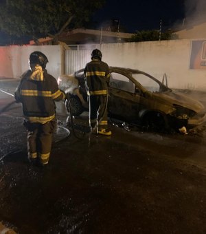 Populares controlam incêndio em carro no Joaquim Leão, em Maceió