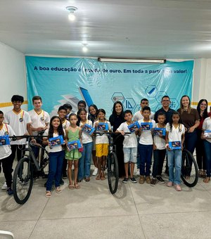 Prefeita Márcia entrega tablets e bicicletas a alunos destaques das escolas de São Luís do Quitunde