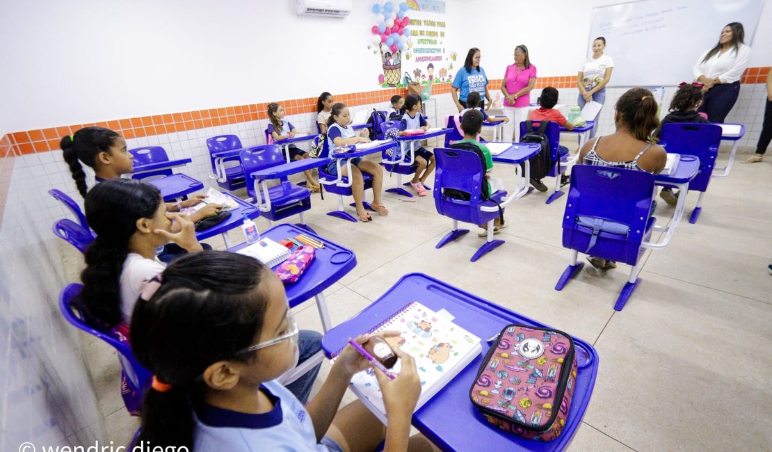 Prefeita Tia Júlia realiza visita a Escolas Municipais para dar boas-vindas aos alunos na volta às aulas 2026