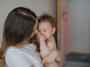 Mulher vende o próprio bebê e usa dinheiro para comprar doces e roupas