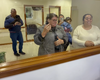 Avó desmaia de emoção ao conhecer o neto pela primeira vez