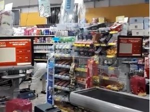 Supermercado é inundado por 'cachoeira' no bairro do Jacintinho
