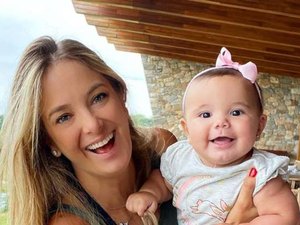 Tici Pinheiro festeja 7 meses de Manuella com foto da filha em look divertido