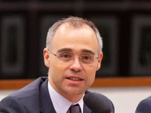 André Mendonça, da AGU, ganha força para substituir Moro