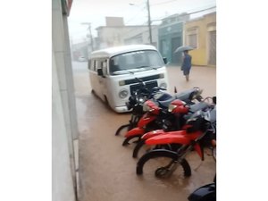 [Vídeos] Águas da chuva invadem ruas do Centro de Jacuípe