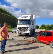 Homem morre após colisão entre carro e carreta na BR-101, em Novo Lino
