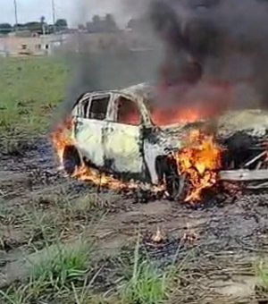 Dois homens morrem após carro capotar na Avenida Cachoeira do Meirim, em Maceió