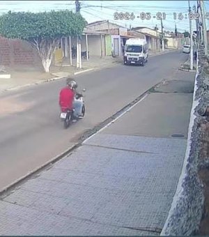 Jovem fica ferido ao colidir com moto na traseira de van em Arapiraca