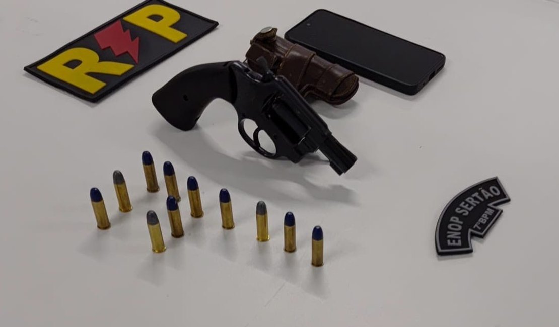 Homem é preso em bar com arma escondida em embalagem de cerveja
