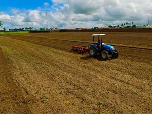 Programa Terra Pronta Avança beneficiando mais de 350 pequenas propriedades em São Sebastião