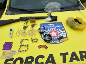 Dupla é presa acusada de tráfico de drogas em Porto Calvo