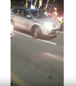Vídeo mostra policiais militares conduzindo veículo de motorista embriagado
