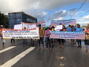 Pescadores bloqueiam rodovia AL 101 Sul em Marechal Deodoro