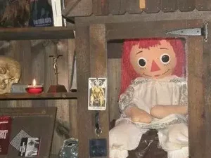 Boneca demoníaca Annabelle é retirada de caixa “protetora” nos EUA