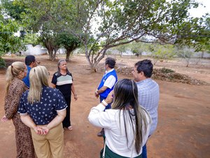 Tia Júlia visita Casa da Esperança e entrega fardamento a servidores da Assistência Social