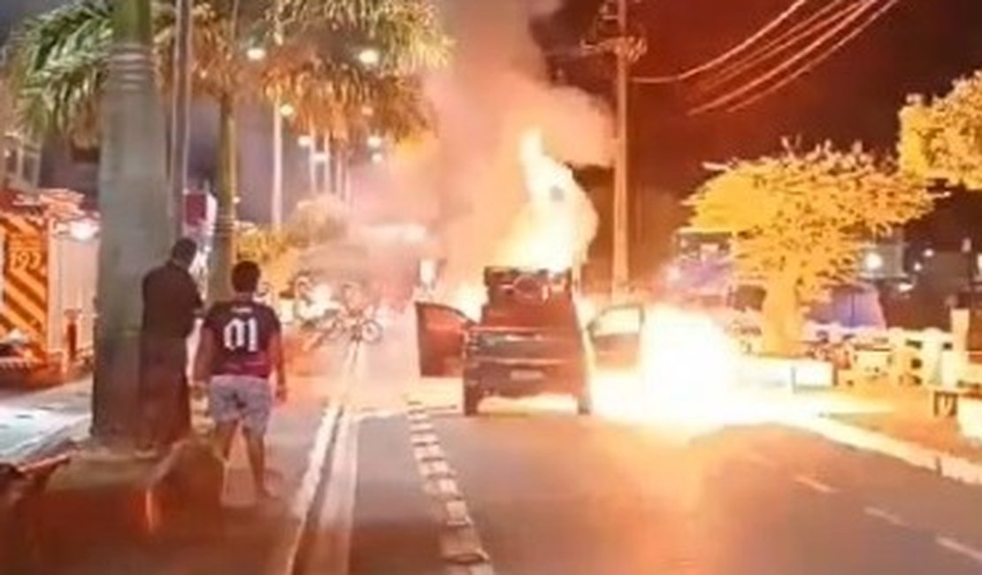 [Vídeo] Carro pega fogo na Avenida Monsenhor Clóvis Duarte, em União dos Palmares