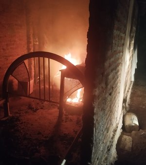 Homem agride mulher com pauladas e incendeia casa em Delmiro Gouveia