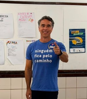 Rafael Brito vota em Maceió e reafirma compromisso com a educação em Alagoas