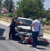 Motociclista é arremessada contra capô de carro em colisão em Arapiraca