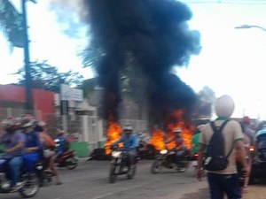 Moradores do Benedito Bentes bloqueiam avenida em protesto por pavimentação