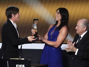 Ex-goleira acusa ex-presidente da Fifa de abuso sexual 