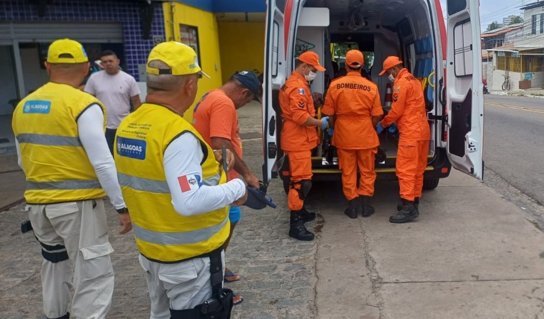 Homem é socorrido após cair em rua movimentada no bairro do Jacintinho