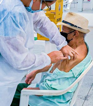 Cerca de 250 idosos do grupo prioritário foram vacinados durante o carnaval, em Arapiraca