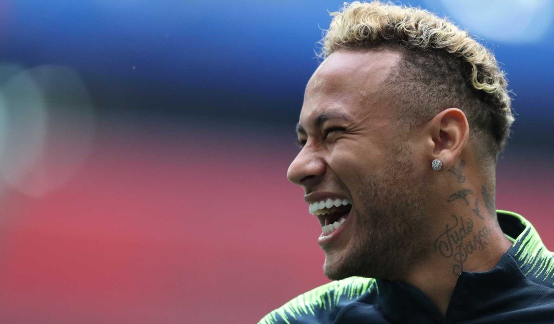 Após não se apresentar ao PSG, Neymar joga futevôlei em SP