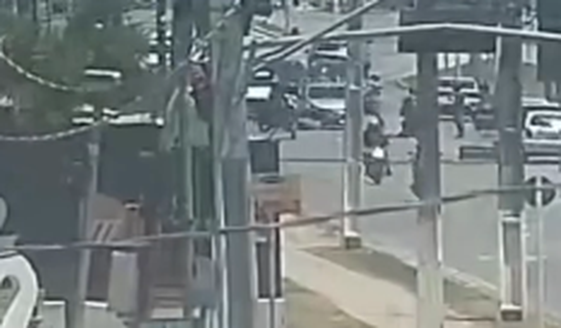 Totem da SSP flagra momento em que carro invade pista e arremessa motociclista em Maceió
