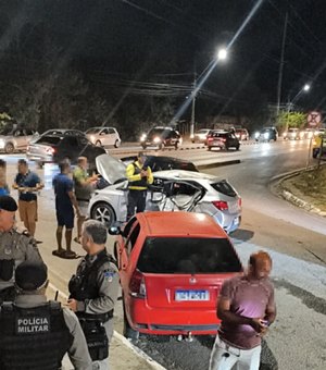 Conversão errada provoca acidente com três carros e deixa feridos na parte alta de Maceió
