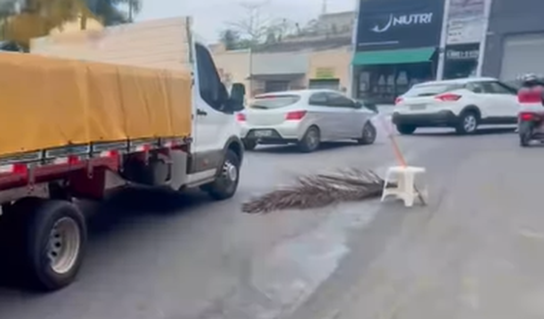 Óleo diesel na pista provoca acidentes próximo ao Mercado do Artesanato de Arapiraca