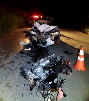 Motociclista tenta realizar ultrapassagem, provoca colisão frontal e morre, em Arapiraca