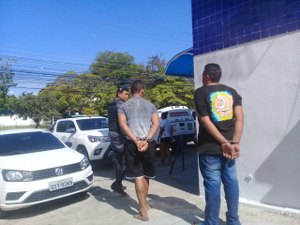 Após troca de tiros, suspeitos de roubar carro de entregador são presos