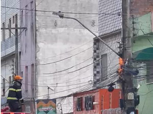 Fiação pega fogo em poste de iluminação pública e assusta lojistas e moradores do centro de Arapiraca